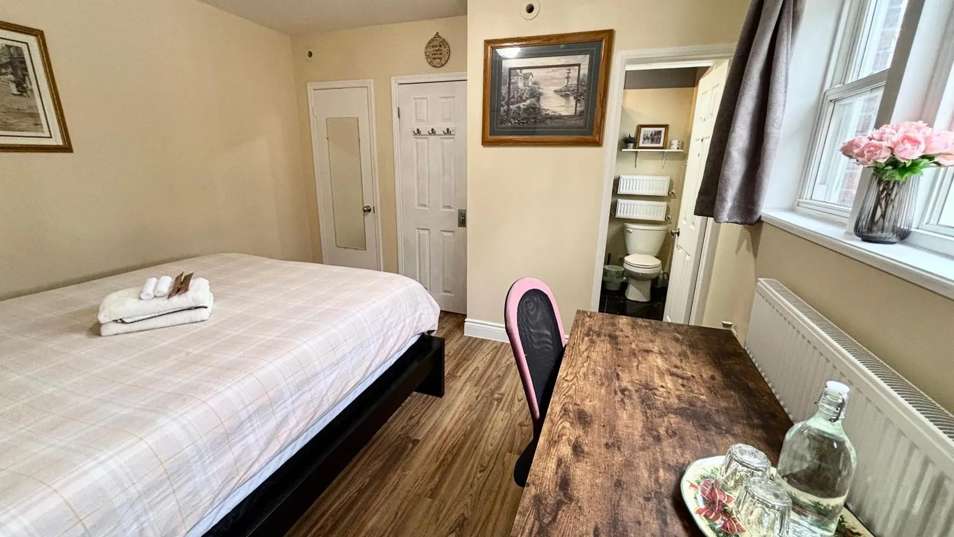 Bright&Modern Space Perfect For Couple And Family Step To Public Transit In トロント ホームステイ