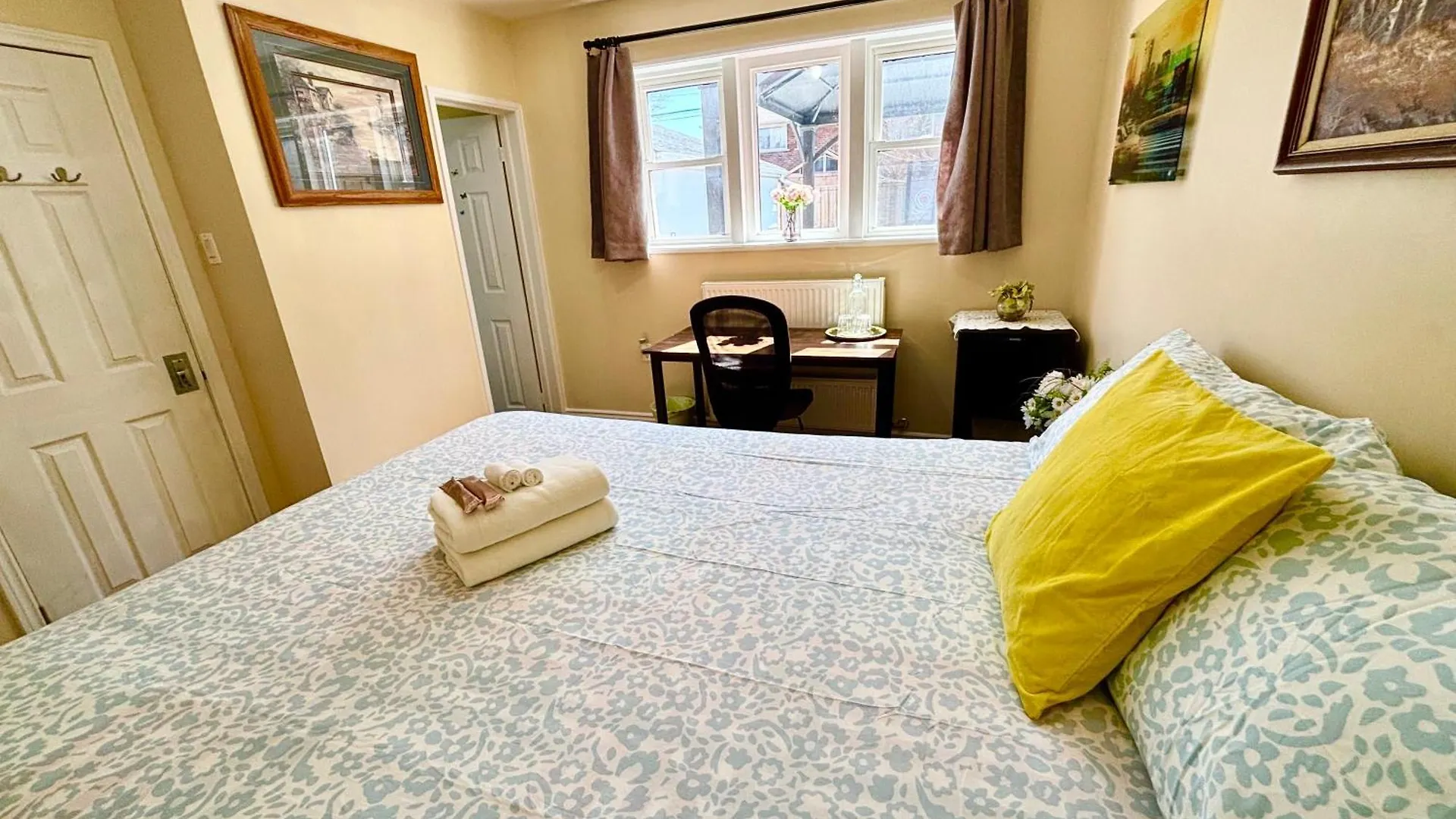 Bright&Modern Space Perfect For Couple And Family Step To Public Transit In トロント ホームステイ